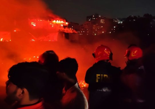 ৫ ঘণ্টা পর কড়াইল বস্তির আগুন নিয়ন্ত্রণে