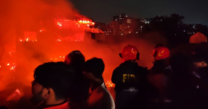 ৫ ঘণ্টা পর কড়াইল বস্তির আগুন নিয়ন্ত্রণে