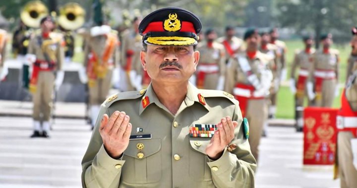 গ্রেফতার ও বিচার থেকে আজীবন দায়মুক্তি পেলেন পাক সেনাপ্রধান