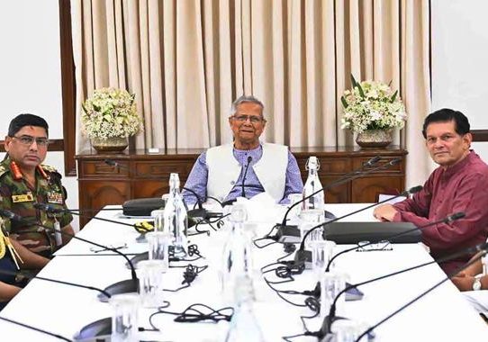 প্রধান উপদেষ্টার সঙ্গে তিন বাহিনী প্রধানের সাক্ষাৎ