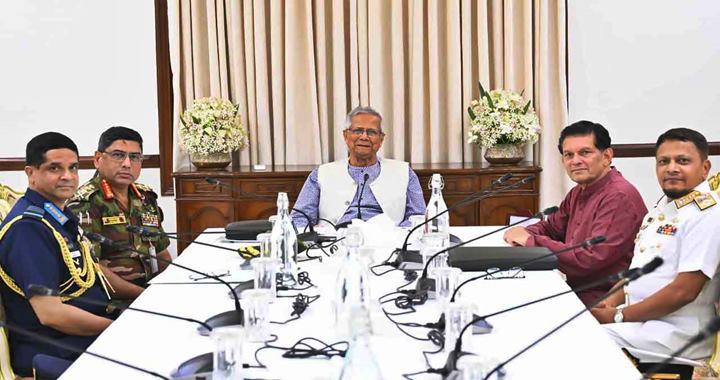 প্রধান উপদেষ্টার সঙ্গে তিন বাহিনী প্রধানের সাক্ষাৎ