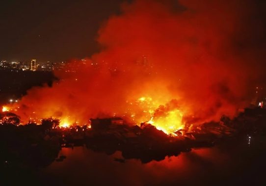 রাজধানীর কড়াইল বস্তিতে ভয়াবহ আগুন