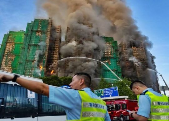 হংকংয়ে বহুতল ভবনে ভয়াবহ আগুনে নিহত ৪৪