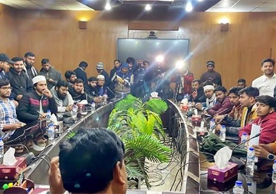 আন্দোলনের মুখে রাবির আওয়ামীপন্থি ৬ ডিনের পদত্যাগ