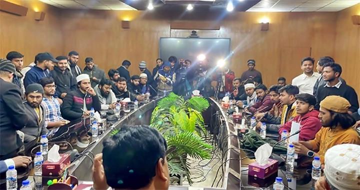 আন্দোলনের মুখে রাবির আওয়ামীপন্থি ৬ ডিনের পদত্যাগ