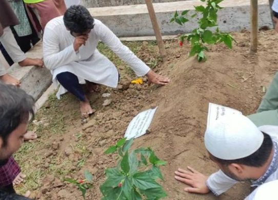 চিরনিদ্রায় শায়িত শহীদ ওসমান হাদি