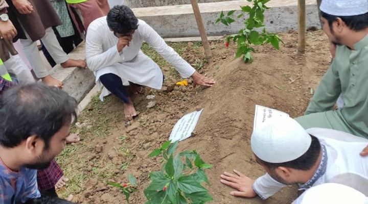 চিরনিদ্রায় শায়িত শহীদ ওসমান হাদি