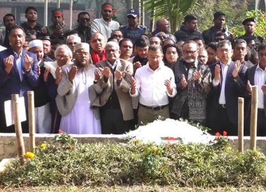 শহীদ হাদির কবর জিয়ারত করলেন তারেক রহমান