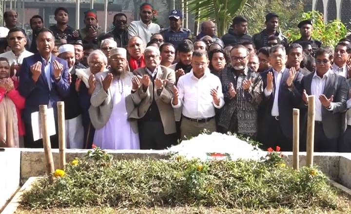 শহীদ হাদির কবর জিয়ারত করলেন তারেক রহমান