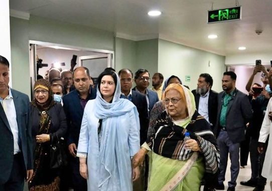 খালেদা জিয়াকে দেখতে এভারকেয়ারে জুবাইদা রহমান