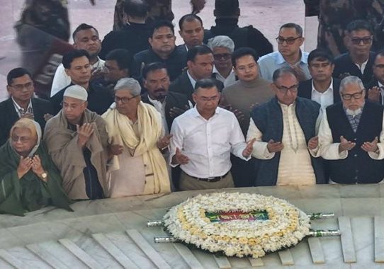 ১৯ বছর পর বাবার কবরের পাশে তারেক রহমান