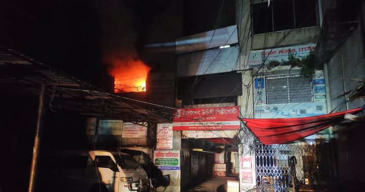 প্রথম আলো, ডেইলি স্টার, ছায়ানট ও উদীচী কার্যালয়ে অগ্নিসংযোগ