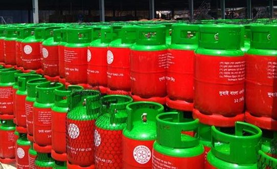 কমেছে এলপিজি আমদানি, সিলিন্ডারের দাম দ্বিগুণ
