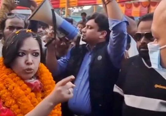 নির্বাহী ম্যাজিস্ট্রেটকে শাসালেন রুমিন ফারহানা