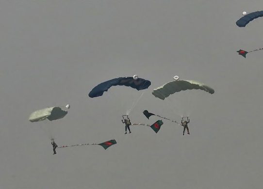 স্কাইডাইভিংয়ে পতাকা উড়িয়ে বাংলাদেশের গিনেস রেকর্ড