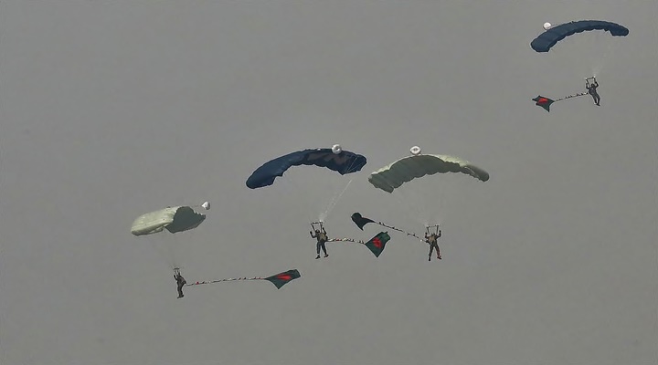 স্কাইডাইভিংয়ে পতাকা উড়িয়ে বাংলাদেশের গিনেস রেকর্ড