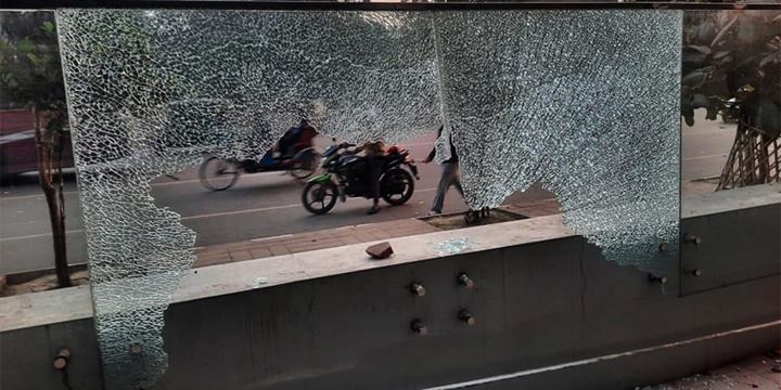 বিটিআরসি ভবনে ভাঙচুর মোবাইল ব্যবসায়ীদের