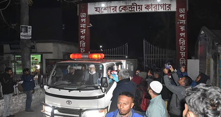 স্ত্রী ও সন্তানের জন্য সাদ্দামের স্মৃতিচিহ্ন জেলের দুমুঠো মাটি