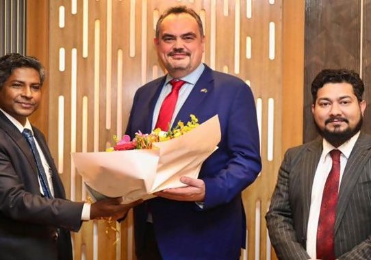 ঢাকায় পৌঁছেছেন নতুন মার্কিন রাষ্ট্রদূত ব্রেন্ট ক্রিস্টেনসেন