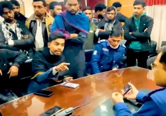 বৈষম্যবিরোধী ছাত্রনেতা মাহদী গ্রেফতার, থানা ঘেরাও