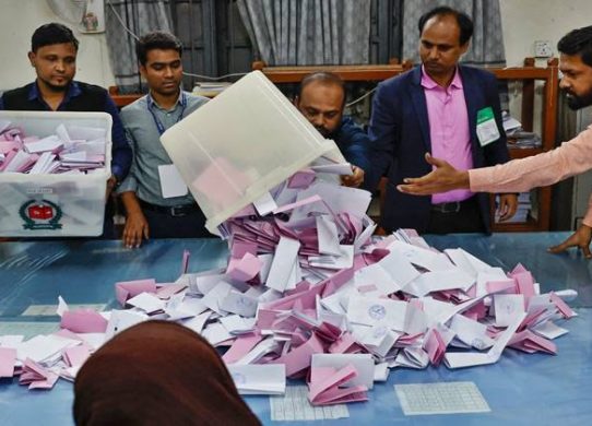 Edit Post Site Icon Webpushr Preview ৪২ দল কোনো আসনেই জিততে পারেনি · Post Ctrl+K Save Warning notice The backup of this post in your browser is different from the version below. Restore the backup ৪২ দল কোনো আসনেই জিততে পারেনি ■ নাগরিক প্রতিবেদক ■ ত্রয়োদশ জাতীয় সংসদ নির্বাচনে নিবন্ধিত ৫৯টি রাজনৈতিক দলের মধ্যে ৫১টি দল এবারের নির্বাচনে অংশ নেয়। নির্বাচনের ফলাফল বিশ্লেষণে দেখা গেছে, অংশগ্রহণকারী ৫১ দলের মধ্যে ৪২ দলের কোনো প্রার্থীই জয়লাভ করতে পারেননি। মাত্র ৯টি দলের প্রার্থীরা সংসদে প্রতিনিধিত্ব নিশ্চিত করতে পেরেছেন। ২৯৯ আসনে ভোট হলেও এখন পর্যন্ত ফলাফল প্রকাশ করা হয়েছে ২৯৭টির। এর মধ্যে বিএনপি ২০৯, জামায়াতে ইসলামী ৬৮ ও জাতীয় নাগরিক পার্টি (এনসিপি) ছয় আসনে জয়ী হয়েছে। এ ছাড়া ইসলামী আন্দোলন বাংলাদেশ, গণঅধিকার পরিষদ, বাংলাদেশ জাতীয় পার্টি-বিজেপি, গণসংহতি আন্দোলন ও খেলাফত মজলিস একটি করে আসনে জয় পেয়েছে। বাংলাদেশ খেলাফত মজলিস জয় পেয়েছে দুটি আসনে। নির্বাচন কমিশন (ইসি) সচিবালয়ের সচিব আখতার আহমেদ এ তথ্য জানান। আখতার আহমেদ জানান, ভোট হলেও আদালতের নিষেধাজ্ঞা থাকার কারণে চট্টগ্রাম-২ ও চট্টগ্রাম-৪ আসনের ফলাফল নিয়ে গেজেট এখন হবে না। এ ছাড়া, একজন প্রার্থী মারা যাওয়ার কারণে শেরপুর-৩ আসনে ভোট পরে অনুষ্ঠিত হবে। বৃহস্পতিবার ২৯৯টি আসনেত্রয়োদশজাতীয় সংসদ নির্বাচন ও গণভোট অনুষ্ঠিত হয়। এদিন সকাল সাড়ে সাতটা থেকে বিকেল সাড়ে চারটা পর্যন্ত ভোটগ্রহণ করা হয়। পরে গণনা শেষে রাত থেকে বেসরকারিভাবে ফলাফল ঘোষণা করা হয়। শুক্রবার দুপুর নাগাদ সব আসনে সংসদ নির্বাচন ও গণভোটের ফলাফল ঘোষণা শেষ হয়। নির্বাচনের ফল বিশ্লেষণে দেখা গেছে, ২৯৭ আসনের মধ্যে (আদালতে মামলা থাকায় দুইটি আসনের ফল ঘোষণা করেনি ইসি) দলীয়ভাবে সবচেয়ে বেশি ২০৯টি আসনে জিতেছে বিএনপি। আর দলটির জোটসঙ্গী গণঅধিকার পরিষদ, বাংলাদেশ জাতীয় পার্টি (বিজেপি), গণসংহতি আন্দোলন ও খেলাফত মজলিস একটি করে আসন পেয়েছে। অন্যদিকে বাংলাদেশ জামায়াতে ইসলামী ৬৮টি আসনে, আর জামায়াতের জোটসঙ্গি এনসিপি ছয়টি এবং বাংলাদেশ খেলাফত মজলিস দুইটি আসনে জয়ী হয়েছে। দুই বড় জোটের বাইরে ইসলামী আন্দোলন বাংলাদেশ একটি আসনে বিজয়ী হয়েছে। আর দলীয় প্রার্থীর বাইরে সাতটি আসনে স্বতন্ত্র প্রার্থীরা জয়ী হয়েছেন। অর্থাৎ এই নয় দল ও স্বতন্ত্র প্রার্থীরা বিজয়ী হয়ে এয়োদশ সংসদে যাচ্ছেন। নির্বাচনে অংশ নেওয়া যে ৪১টি দলের কোনো প্রার্থী জয়লাভ করেনি নির্বাচনে অংশ নিয়েও জয়ের খাতা খুলতে পারেনি এমন দলগুলো হলো- জাতীয় পার্টি, লিবারেল ডেমক্রেটিক পার্টি (এলডিপি), জাতীয় পার্টি (জেপি), বাংলাদেশের কমিউনিস্ট পার্টি (সিপিবি), গণতন্ত্রী পার্টি, জাতীয় সমাজতান্ত্রিক দল-জেএসডি, জাকের পার্টি, বাংলাদেশের সমাজতান্ত্রিক দল (বাসদ), বাংলাদেশ মুসলিম লীগ, ন্যাশনাল পিপলস পার্টি (এনপিপি), জমিয়তে উলামায়ে ইসলাম বাংলাদেশ, গণফোরাম, গণফ্রন্ট, বাংলাদেশ ন্যাশনাল আওয়ামী পার্টি (বাংলাদেশ ন্যাপ), ইসলামিক ফ্রন্ট বাংলাদেশ, বাংলাদেশ কল্যাণ পার্টি, ইসলামী ঐক্যজোট বাংলাদেশ, ইসলামী ফ্রন্ট, জাতীয় গণতান্ত্রিক পার্টি (জাগপা) এবং বাংলাদেশের বিপ্লবী ওয়ার্কার্স পার্টি। এছাড়া নিবন্ধিত দলের মধ্যে বিএমএল, মুক্তিজোট, বাংলাদেশ ন্যাশনালিস্ট ফ্রন্ট (বিএনএফ), এনডিএম, বাংলাদেশ কংগ্রেস, ইনসানিয়াত বিপ্লব বাংলাদেশ, বাংলাদেশ জাসদ, বাংলাদেশ সুপ্রিম পার্টি (বিএসপি), আমার বাংলাদেশ পার্টি (এবি পাটি), বাংলাদেশ ডেভেলপমেন্ট পার্টি, বাংলাদেশ মাইনরিটি জনতা পার্টি (বিএমজেপি), বাংলাদেশ লেবার পার্টি, বাংলাদেশ রিপাবলিকান পার্টি (বিআরপি), বাংলাদেশ সমাজতান্ত্রিক দল (মার্কসবাদী), জনতার দল, আমজনতার দল, বাংলাদেশ সমঅধিকার পার্টি (বিইপি) ও বাংলাদেশ নেজামে ইসলাম পার্টিও কোনো আসনে জয়ের মুখ দেখেনে। ইসির তথ্য অনুযায়ী- এই নির্বাচনে মোট ভোটার ছিল ১২ কোটি ৭৭ লাখ ১১ হাজার ৭৯৩ জন। ২৯৯ আসনের ভোটে ৫০টি দল ও স্বতন্ত্র প্রার্থী মিলে প্রতিদ্বন্দ্বিতায় ছিলেন ২ হাজার ২৮ জন। নির্বাচনের ভোট পড়েছে ৫৯ দশমিক ৪৪ শতাংশ। এদিকে সংসদ নির্বাচনের সঙ্গে অনুষ্ঠিত গণভোটে ‘হ্যাঁ’ ভোট জয়ী হয়েছে। ঘোষিত গণভোটের ফলাফল অনুযায়ী, ‘হ্যাঁ’ ভোট পড়েছে ৪ কোটি ৮০ লাখের বেশি ও ‘না’ ভোট পড়েছে ২ কোটি ৩০ লাখের মতো। অর্থাৎ, ‘হ্যাঁ’ ভোটের হার ৬৮ দশমিক ১ শতাংশ ও ‘না’ ভোটের হার ৩১ দশমিক ৯ শতাংশ। Move upMove downToggle panel: WPCode Page Scripts Move upMove downToggle panel: Yoast SEO SEO Readability Schema Social Focus keyphraseHelp on choosing the perfect focus keyphrase(Opens in a new browser tab) ত্রয়োদশ জাতীয় সংসদ নির্বাচন Get related keyphrases(Opens in a new browser tab) Search appearance Determine how your post should look in the search results. Preview as: Mobile resultDesktop result Url preview: Nagorik News nagorik.news SEO title preview: ৪২ দল কোনো আসনেই জিততে পারেনি - Nagorik News Meta description preview: Feb 13, 2026 - ত্রয়োদশ জাতীয় সংসদ নির্বাচনে নিবন্ধিত ৫৯টি রাজনৈতিক দলের মধ্যে ৫১টি দল এবারের নির্বাচনে অংশ নেয়। SEO title Generate SEO title Insert variable Title Page Separator Site title Slug 42-parties-failed-to-win-any-seats Meta description Generate meta description Insert variable ত্রয়োদশ জাতীয় সংসদ নির্বাচনে নিবন্ধিত ৫৯টি রাজনৈতিক দলের মধ্যে ৫১টি দল এবারের নির্বাচনে অংশ নেয়। SEO analysisOK ত্রয়োদশ জাতীয় সংসদ নির্বাচন Add related keyphrase Premium Track SEO performance Content blocks New Internal linking suggestions Premium Cornerstone content Advanced Insights Move upMove downToggle panel: Metadata(by Add-Meta-Tag-For-WordPress) Title: ৪২ দল কোনো আসনেই জিততে পারেনি Enter a custom title to be used in the title HTML element of the page Keyword: ইসলামী আন্দোলন বাংলাদেশ, গণঅধিকার পরিষদ, বাংলাদেশ জাতীয় পার্টি-বিজেপি, গণসংহতি আন্দোলন, খেলাফত মজলিস Enter keywords separated with commas. Description: অংশগ্রহণকারী ৫১ দলের মধ্যে ৪২ দলের কোনো প্রার্থীই জয়লাভ করতে পারেননি। মাত্র ৯টি দলের প্রার্থীরা সংসদে প্রতিনিধিত্ব নিশ্চিত করতে পেরেছেন। Enter a custom description. Post Block ৪২ দল কোনো আসনেই জিততে পারেনি Current image: ৪২ দল কোনো আসনেই জিততে পারেনি Replace Remove Add an excerpt… 510 words, 3 minutes read time. Last edited 2 minutes ago. Status Published Publish February 13 2:10 pm Slug 42-parties-failed-to-win-any-seats Author নাগরিক নিউজ Discussion Open Revisions 6 Format Standard Move to trash Yoast SEO SEO analysis: OK Readability analysis: Needs improvement Improve your post with Yoast SEO Categories Search Categories Search Categories খবর অর্থনীতি আন্তর্জাতিক খেলা প্রচ্ছদ ফিচার বিনোদন মতামত শিক্ষা সাহিত্য Add Category Tags Add Tag ইসলামী আন্দোলন বাংলাদেশ (1 of 7)ইসলামী আন্দোলন বাংলাদেশ খেলাফত মজলিস (2 of 7)খেলাফত মজলিস গণঅধিকার পরিষদ (3 of 7)গণঅধিকার পরিষদ গণভোট (4 of 7)গণভোট গণসংহতি আন্দোলন (5 of 7)গণসংহতি আন্দোলন ত্রয়োদশ জাতীয় সংসদ নির্বাচন (6 of 7)ত্রয়োদশ জাতীয় সংসদ নির্বাচন বাংলাদেশ জাতীয় পার্টি-বিজেপি (7 of 7)বাংলাদেশ জাতীয় পার্টি-বিজেপি Separate with commas or the Enter key. Most Used শেখ হাসিনামির্জা ফখরুল ইসলাম আলমগীরবৈষম্যবিরোধী ছাত্র আন্দোলনড. মুহাম্মদ ইউনূসএনসিপিতারেক রহমানবিএনপিবাংলাদেশ ব্যাংকখালেদা জিয়ানির্বাচন কমিশন Move upMove downToggle panel: LiteSpeed Disable Cache Disable Image Lazyload Disable VPI Viewport Images Viewport Images - Mobile Learn More Move upMove downToggle panel: Webpushr Notification Send Web Push Notification See notification stats Total Active Subscribers: 2962 + Show additional settings Move upMove downToggle panel: AddToAny Show sharing buttons. Open save panel Post NotificationsThe backup of this post in your browser is different from the version below. 3✕ Recent Notifications ৪২ দল কোনো আসনেই জিততে পারেনি ৪২ দল কোনো আসনেই জিততে পারেনি 3 minutes ago ২৯৯ আসনে ভোট পড়েছে ৫৯.৪৪ শতাংশ ২৯৯ আসনে ভোট পড়েছে ৫৯.৪৪ শতাংশ 21 minutes ago ২৯৯ আসনে ভোট পড়েছে ৫৯.৪৪ শতাংশ ২৯৯ আসনে ভোট পড়েছে ৫৯.৪৪ শতাংশ