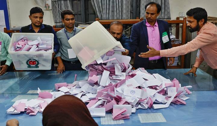 Edit Post Site Icon Webpushr Preview ৪২ দল কোনো আসনেই জিততে পারেনি · Post Ctrl+K Save Warning notice The backup of this post in your browser is different from the version below. Restore the backup ৪২ দল কোনো আসনেই জিততে পারেনি ■ নাগরিক প্রতিবেদক ■ ত্রয়োদশ জাতীয় সংসদ নির্বাচনে নিবন্ধিত ৫৯টি রাজনৈতিক দলের মধ্যে ৫১টি দল এবারের নির্বাচনে অংশ নেয়। নির্বাচনের ফলাফল বিশ্লেষণে দেখা গেছে, অংশগ্রহণকারী ৫১ দলের মধ্যে ৪২ দলের কোনো প্রার্থীই জয়লাভ করতে পারেননি। মাত্র ৯টি দলের প্রার্থীরা সংসদে প্রতিনিধিত্ব নিশ্চিত করতে পেরেছেন। ২৯৯ আসনে ভোট হলেও এখন পর্যন্ত ফলাফল প্রকাশ করা হয়েছে ২৯৭টির। এর মধ্যে বিএনপি ২০৯, জামায়াতে ইসলামী ৬৮ ও জাতীয় নাগরিক পার্টি (এনসিপি) ছয় আসনে জয়ী হয়েছে। এ ছাড়া ইসলামী আন্দোলন বাংলাদেশ, গণঅধিকার পরিষদ, বাংলাদেশ জাতীয় পার্টি-বিজেপি, গণসংহতি আন্দোলন ও খেলাফত মজলিস একটি করে আসনে জয় পেয়েছে। বাংলাদেশ খেলাফত মজলিস জয় পেয়েছে দুটি আসনে। নির্বাচন কমিশন (ইসি) সচিবালয়ের সচিব আখতার আহমেদ এ তথ্য জানান। আখতার আহমেদ জানান, ভোট হলেও আদালতের নিষেধাজ্ঞা থাকার কারণে চট্টগ্রাম-২ ও চট্টগ্রাম-৪ আসনের ফলাফল নিয়ে গেজেট এখন হবে না। এ ছাড়া, একজন প্রার্থী মারা যাওয়ার কারণে শেরপুর-৩ আসনে ভোট পরে অনুষ্ঠিত হবে। বৃহস্পতিবার ২৯৯টি আসনেত্রয়োদশজাতীয় সংসদ নির্বাচন ও গণভোট অনুষ্ঠিত হয়। এদিন সকাল সাড়ে সাতটা থেকে বিকেল সাড়ে চারটা পর্যন্ত ভোটগ্রহণ করা হয়। পরে গণনা শেষে রাত থেকে বেসরকারিভাবে ফলাফল ঘোষণা করা হয়। শুক্রবার দুপুর নাগাদ সব আসনে সংসদ নির্বাচন ও গণভোটের ফলাফল ঘোষণা শেষ হয়। নির্বাচনের ফল বিশ্লেষণে দেখা গেছে, ২৯৭ আসনের মধ্যে (আদালতে মামলা থাকায় দুইটি আসনের ফল ঘোষণা করেনি ইসি) দলীয়ভাবে সবচেয়ে বেশি ২০৯টি আসনে জিতেছে বিএনপি। আর দলটির জোটসঙ্গী গণঅধিকার পরিষদ, বাংলাদেশ জাতীয় পার্টি (বিজেপি), গণসংহতি আন্দোলন ও খেলাফত মজলিস একটি করে আসন পেয়েছে। অন্যদিকে বাংলাদেশ জামায়াতে ইসলামী ৬৮টি আসনে, আর জামায়াতের জোটসঙ্গি এনসিপি ছয়টি এবং বাংলাদেশ খেলাফত মজলিস দুইটি আসনে জয়ী হয়েছে। দুই বড় জোটের বাইরে ইসলামী আন্দোলন বাংলাদেশ একটি আসনে বিজয়ী হয়েছে। আর দলীয় প্রার্থীর বাইরে সাতটি আসনে স্বতন্ত্র প্রার্থীরা জয়ী হয়েছেন। অর্থাৎ এই নয় দল ও স্বতন্ত্র প্রার্থীরা বিজয়ী হয়ে এয়োদশ সংসদে যাচ্ছেন। নির্বাচনে অংশ নেওয়া যে ৪১টি দলের কোনো প্রার্থী জয়লাভ করেনি নির্বাচনে অংশ নিয়েও জয়ের খাতা খুলতে পারেনি এমন দলগুলো হলো- জাতীয় পার্টি, লিবারেল ডেমক্রেটিক পার্টি (এলডিপি), জাতীয় পার্টি (জেপি), বাংলাদেশের কমিউনিস্ট পার্টি (সিপিবি), গণতন্ত্রী পার্টি, জাতীয় সমাজতান্ত্রিক দল-জেএসডি, জাকের পার্টি, বাংলাদেশের সমাজতান্ত্রিক দল (বাসদ), বাংলাদেশ মুসলিম লীগ, ন্যাশনাল পিপলস পার্টি (এনপিপি), জমিয়তে উলামায়ে ইসলাম বাংলাদেশ, গণফোরাম, গণফ্রন্ট, বাংলাদেশ ন্যাশনাল আওয়ামী পার্টি (বাংলাদেশ ন্যাপ), ইসলামিক ফ্রন্ট বাংলাদেশ, বাংলাদেশ কল্যাণ পার্টি, ইসলামী ঐক্যজোট বাংলাদেশ, ইসলামী ফ্রন্ট, জাতীয় গণতান্ত্রিক পার্টি (জাগপা) এবং বাংলাদেশের বিপ্লবী ওয়ার্কার্স পার্টি। এছাড়া নিবন্ধিত দলের মধ্যে বিএমএল, মুক্তিজোট, বাংলাদেশ ন্যাশনালিস্ট ফ্রন্ট (বিএনএফ), এনডিএম, বাংলাদেশ কংগ্রেস, ইনসানিয়াত বিপ্লব বাংলাদেশ, বাংলাদেশ জাসদ, বাংলাদেশ সুপ্রিম পার্টি (বিএসপি), আমার বাংলাদেশ পার্টি (এবি পাটি), বাংলাদেশ ডেভেলপমেন্ট পার্টি, বাংলাদেশ মাইনরিটি জনতা পার্টি (বিএমজেপি), বাংলাদেশ লেবার পার্টি, বাংলাদেশ রিপাবলিকান পার্টি (বিআরপি), বাংলাদেশ সমাজতান্ত্রিক দল (মার্কসবাদী), জনতার দল, আমজনতার দল, বাংলাদেশ সমঅধিকার পার্টি (বিইপি) ও বাংলাদেশ নেজামে ইসলাম পার্টিও কোনো আসনে জয়ের মুখ দেখেনে। ইসির তথ্য অনুযায়ী- এই নির্বাচনে মোট ভোটার ছিল ১২ কোটি ৭৭ লাখ ১১ হাজার ৭৯৩ জন। ২৯৯ আসনের ভোটে ৫০টি দল ও স্বতন্ত্র প্রার্থী মিলে প্রতিদ্বন্দ্বিতায় ছিলেন ২ হাজার ২৮ জন। নির্বাচনের ভোট পড়েছে ৫৯ দশমিক ৪৪ শতাংশ। এদিকে সংসদ নির্বাচনের সঙ্গে অনুষ্ঠিত গণভোটে ‘হ্যাঁ’ ভোট জয়ী হয়েছে। ঘোষিত গণভোটের ফলাফল অনুযায়ী, ‘হ্যাঁ’ ভোট পড়েছে ৪ কোটি ৮০ লাখের বেশি ও ‘না’ ভোট পড়েছে ২ কোটি ৩০ লাখের মতো। অর্থাৎ, ‘হ্যাঁ’ ভোটের হার ৬৮ দশমিক ১ শতাংশ ও ‘না’ ভোটের হার ৩১ দশমিক ৯ শতাংশ। ﻿ Move upMove downToggle panel: WPCode Page Scripts Move upMove downToggle panel: Yoast SEO SEO Readability Schema Social Focus keyphraseHelp on choosing the perfect focus keyphrase(Opens in a new browser tab) ত্রয়োদশ জাতীয় সংসদ নির্বাচন Get related keyphrases(Opens in a new browser tab) Search appearance Determine how your post should look in the search results. Preview as: Mobile resultDesktop result Url preview: Nagorik News nagorik.news SEO title preview: ৪২ দল কোনো আসনেই জিততে পারেনি - Nagorik News Meta description preview: Feb 13, 2026 － ত্রয়োদশ জাতীয় সংসদ নির্বাচনে নিবন্ধিত ৫৯টি রাজনৈতিক দলের মধ্যে ৫১টি দল এবারের নির্বাচনে অংশ নেয়। SEO title Generate SEO title Insert variable Title Page Separator Site title Slug 42-parties-failed-to-win-any-seats Meta description Generate meta description Insert variable ত্রয়োদশ জাতীয় সংসদ নির্বাচনে নিবন্ধিত ৫৯টি রাজনৈতিক দলের মধ্যে ৫১টি দল এবারের নির্বাচনে অংশ নেয়। SEO analysisOK ত্রয়োদশ জাতীয় সংসদ নির্বাচন Add related keyphrase Premium Track SEO performance Content blocks New Internal linking suggestions Premium Cornerstone content Advanced Insights Move upMove downToggle panel: Metadata(by Add-Meta-Tag-For-WordPress) Title: ৪২ দল কোনো আসনেই জিততে পারেনি Enter a custom title to be used in the title HTML element of the page Keyword: ইসলামী আন্দোলন বাংলাদেশ, গণঅধিকার পরিষদ, বাংলাদেশ জাতীয় পার্টি-বিজেপি, গণসংহতি আন্দোলন, খেলাফত মজলিস Enter keywords separated with commas. Description: অংশগ্রহণকারী ৫১ দলের মধ্যে ৪২ দলের কোনো প্রার্থীই জয়লাভ করতে পারেননি। মাত্র ৯টি দলের প্রার্থীরা সংসদে প্রতিনিধিত্ব নিশ্চিত করতে পেরেছেন। Enter a custom description. Post Block ৪২ দল কোনো আসনেই জিততে পারেনি Current image: ৪২ দল কোনো আসনেই জিততে পারেনি Replace Remove Add an excerpt… 510 words, 3 minutes read time. Last edited 2 minutes ago. Status Published Publish February 13 2:10 pm Slug 42-parties-failed-to-win-any-seats Author নাগরিক নিউজ Discussion Open Revisions 6 Format Standard Move to trash Yoast SEO SEO analysis: OK Readability analysis: Needs improvement Improve your post with Yoast SEO Categories Search Categories Search Categories খবর অর্থনীতি আন্তর্জাতিক খেলা প্রচ্ছদ ফিচার বিনোদন মতামত শিক্ষা সাহিত্য Add Category Tags Add Tag ইসলামী আন্দোলন বাংলাদেশ (1 of 7)ইসলামী আন্দোলন বাংলাদেশ খেলাফত মজলিস (2 of 7)খেলাফত মজলিস গণঅধিকার পরিষদ (3 of 7)গণঅধিকার পরিষদ গণভোট (4 of 7)গণভোট গণসংহতি আন্দোলন (5 of 7)গণসংহতি আন্দোলন ত্রয়োদশ জাতীয় সংসদ নির্বাচন (6 of 7)ত্রয়োদশ জাতীয় সংসদ নির্বাচন বাংলাদেশ জাতীয় পার্টি-বিজেপি (7 of 7)বাংলাদেশ জাতীয় পার্টি-বিজেপি Separate with commas or the Enter key. Most Used শেখ হাসিনামির্জা ফখরুল ইসলাম আলমগীরবৈষম্যবিরোধী ছাত্র আন্দোলনড. মুহাম্মদ ইউনূসএনসিপিতারেক রহমানবিএনপিবাংলাদেশ ব্যাংকখালেদা জিয়ানির্বাচন কমিশন Move upMove downToggle panel: LiteSpeed Disable Cache Disable Image Lazyload Disable VPI Viewport Images Viewport Images - Mobile Learn More Move upMove downToggle panel: Webpushr Notification Send Web Push Notification See notification stats Total Active Subscribers: 2962 + Show additional settings Move upMove downToggle panel: AddToAny Show sharing buttons. Open save panel Post NotificationsThe backup of this post in your browser is different from the version below. 3✕ Recent Notifications ৪২ দল কোনো আসনেই জিততে পারেনি ৪২ দল কোনো আসনেই জিততে পারেনি 3 minutes ago ২৯৯ আসনে ভোট পড়েছে ৫৯.৪৪ শতাংশ ২৯৯ আসনে ভোট পড়েছে ৫৯.৪৪ শতাংশ 21 minutes ago ২৯৯ আসনে ভোট পড়েছে ৫৯.৪৪ শতাংশ ২৯৯ আসনে ভোট পড়েছে ৫৯.৪৪ শতাংশ