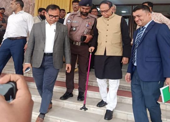 বিক্ষোভকারীদের কারণে গভর্নরের অসম্মানজনক বিদায়