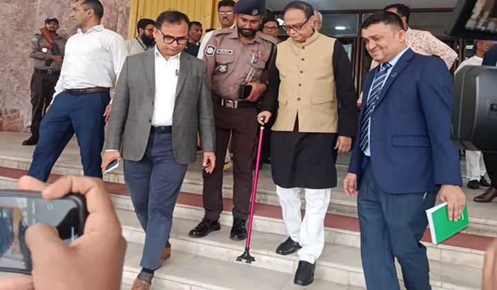 বিক্ষোভকারীদের কারণে গভর্নরের অসম্মানজনক বিদায়