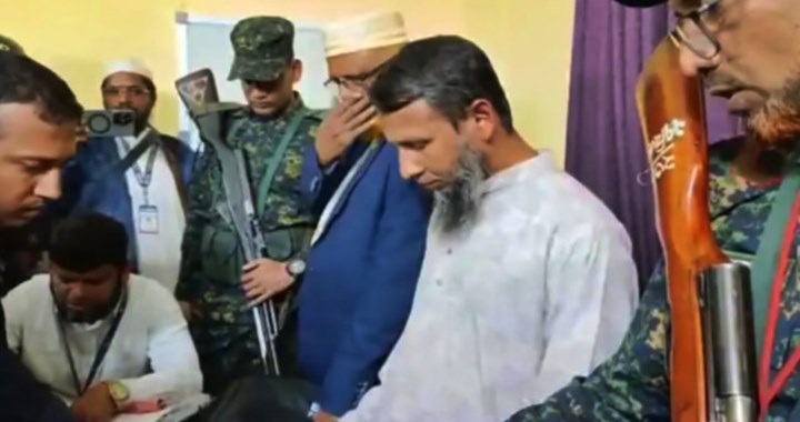 ৭ লাখ টাকা ও ভোটার তালিকাসহ জামায়াত কর্মী আটক