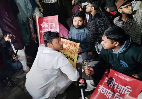 যমুনার সামনে হাদির স্ত্রীসহ ইনকিলাব মঞ্চের অবস্থান