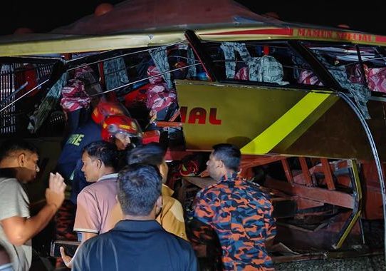 কুমিল্লায় বাসে ট্রেনের ধাক্কায় নিহত ১২