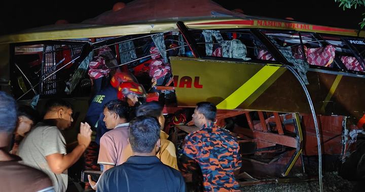 কুমিল্লায় বাসে ট্রেনের ধাক্কায় নিহত ১২