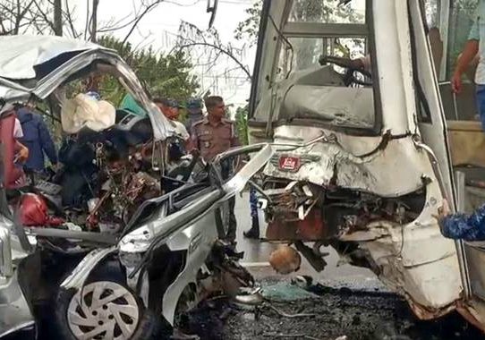 বাগেরহাটে বাস-মাইক্রোবাসের সংঘর্ষ, নিহত ১৩