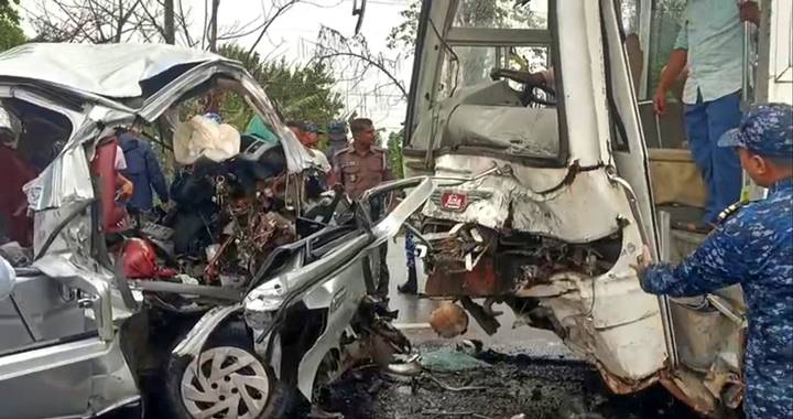 বাগেরহাটে বাস-মাইক্রোবাসের সংঘর্ষ, নিহত ১৩