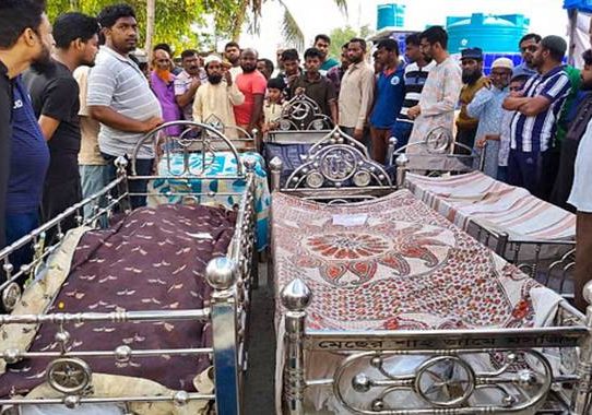 রামপালে সড়ক দুর্ঘটনায় নিহত ১৪ জনের দাফন সম্পন্ন