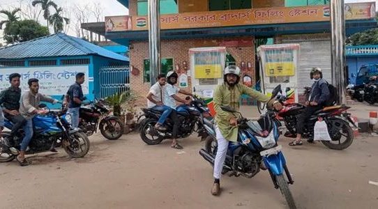 সারাদেশে জ্বালানি তেলের সরবরাহে চাপ