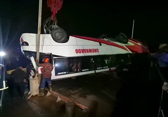 পদ্মা নদীতে তলিয়ে যাওয়া বাস উদ্ধার, নিহত ১৬