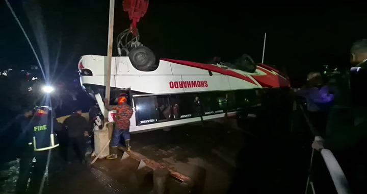 পদ্মা নদীতে তলিয়ে যাওয়া বাস উদ্ধার, নিহত ১৬