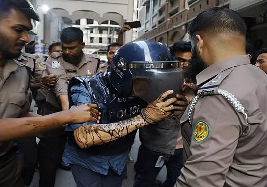 আদালতে মাসুদ উদ্দিন চৌধুরীর গায়ে ময়লা পানি নিক্ষেপ