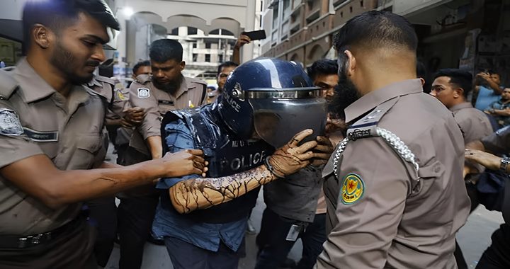 আদালতে মাসুদ উদ্দিন চৌধুরীর গায়ে ময়লা পানি নিক্ষেপ