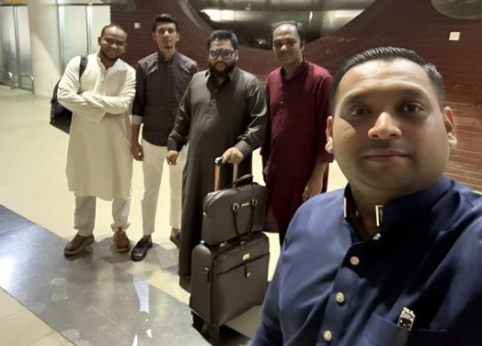 সিন্ডিকেটের চাপে দেশ ছাড়লেন নবীন পাঞ্জাবির মালিক