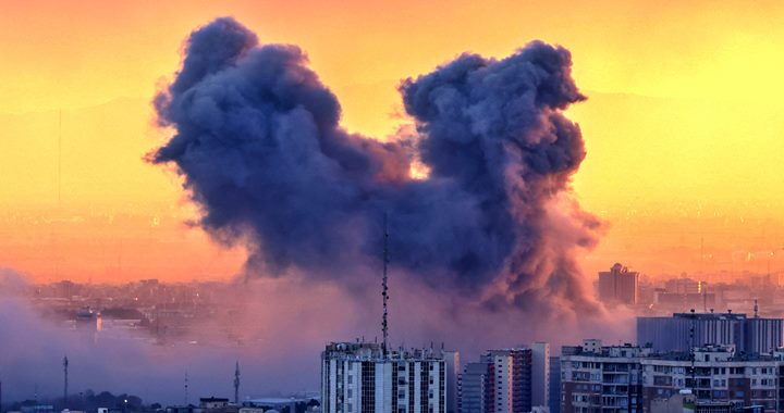 ইরানের কাছে নিঃশর্ত আত্মসমর্পণ দাবি করলেন ট্রাম্প