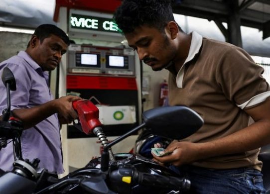 যানবাহনে তেল নেওয়ার সীমা বেঁধে দিল বিপিসি