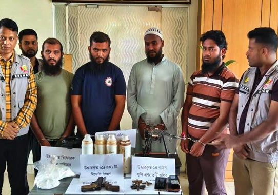 ‘উগ্রবাদী সংগঠনের’ ৪ সদস্য গ্রেফতার, আগ্নেয়াস্ত্র উদ্ধার