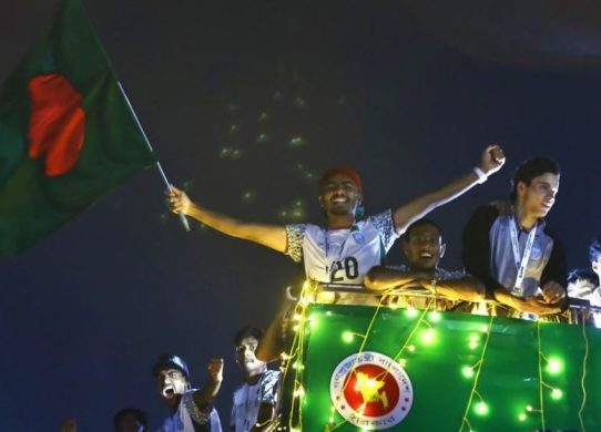 সাফজয়ী বীরদের ছাদখোলা বাসে জমকালো সংবর্ধনা