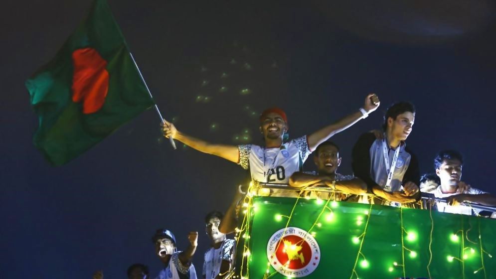 সাফজয়ী বীরদের ছাদখোলা বাসে জমকালো সংবর্ধনা