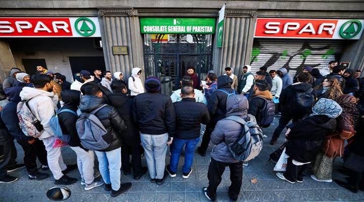 স্পেনে বাংলাদেশিসহ নথিহীন ৫ লাখ অভিবাসী বৈধতা পাচ্ছেন