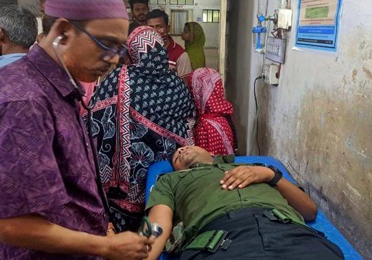 তেলপাম্পে মিছিল নিয়ে এসে ইউএনওর ওপর হামলা