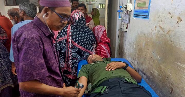 তেলপাম্পে মিছিল নিয়ে এসে ইউএনওর ওপর হামলা