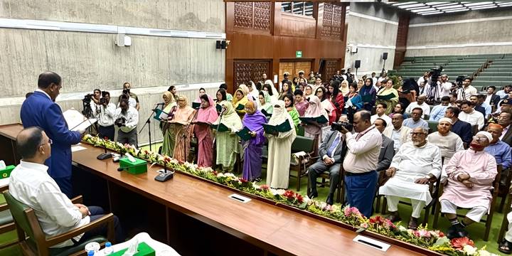 শপথ নিলেন সংরক্ষিত নারী আসনের এমপিরা